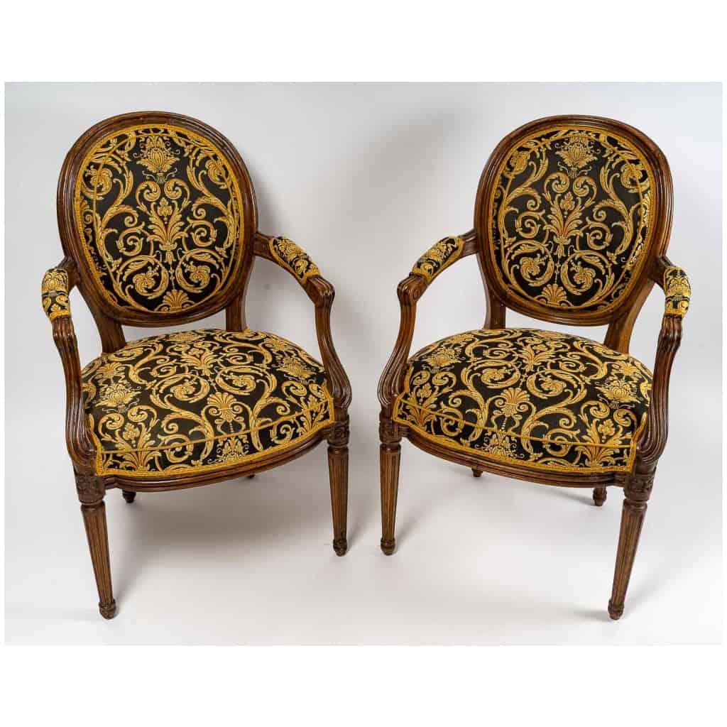 Paire de fauteuils à dossiers médaillons en bois naturel mouluré sculpté et ciré de style Louis XVI 12
