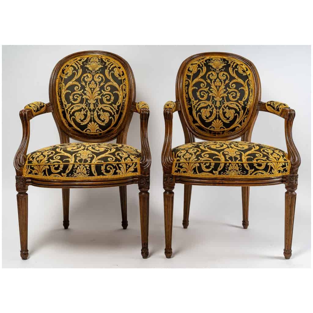 Paire de fauteuils à dossiers médaillons en bois naturel mouluré sculpté et ciré de style Louis XVI 4
