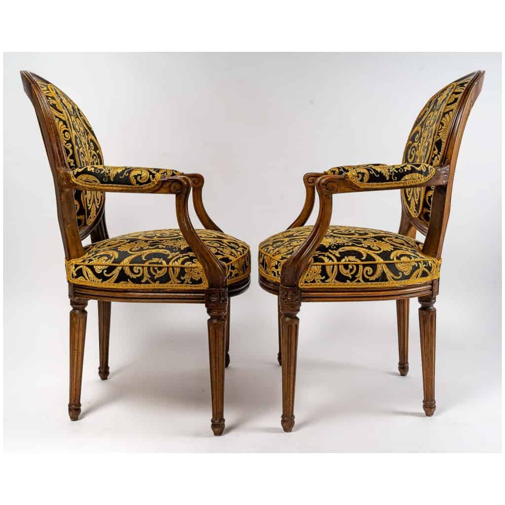 Paire de fauteuils à dossiers médaillons en bois naturel mouluré sculpté et ciré de style Louis XVI 5