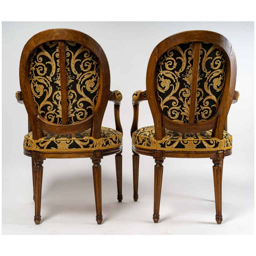 Paire de fauteuils à dossiers médaillons en bois naturel mouluré sculpté et ciré de style Louis XVI 6