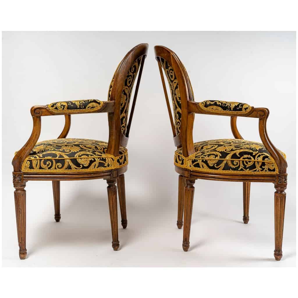 Paire de fauteuils à dossiers médaillons en bois naturel mouluré sculpté et ciré de style Louis XVI 7