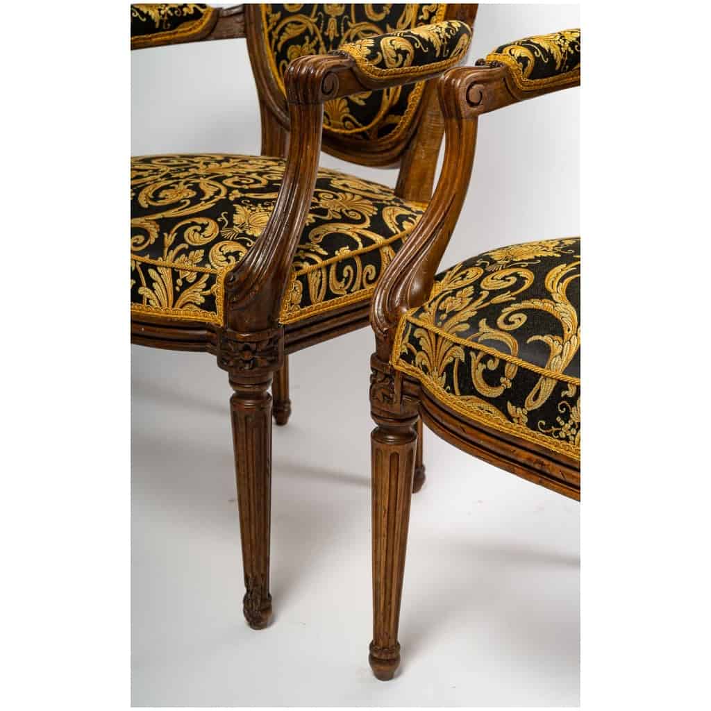 Paire de fauteuils à dossiers médaillons en bois naturel mouluré sculpté et ciré de style Louis XVI 3