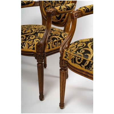 Paire de fauteuils à dossiers médaillons en bois naturel mouluré sculpté et ciré de style Louis XVI