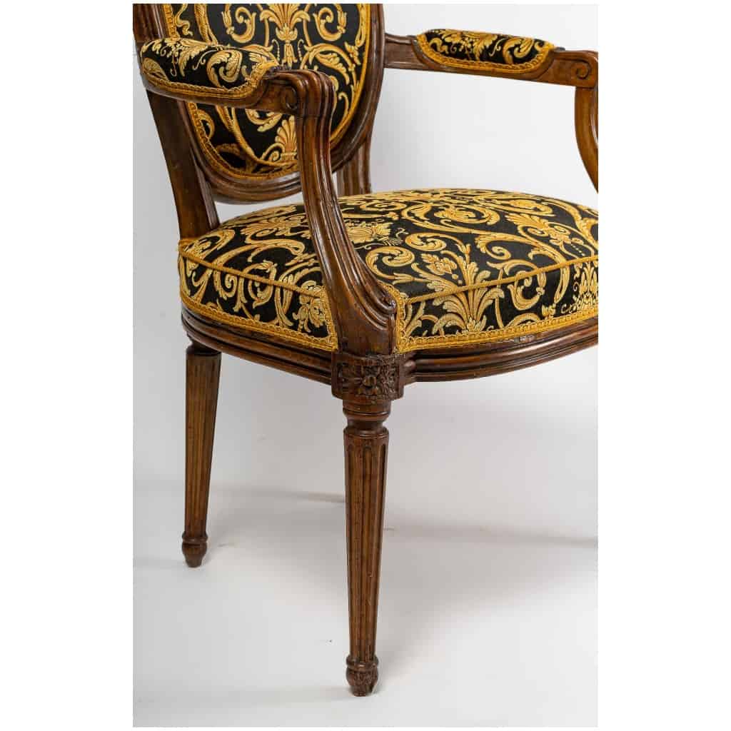 Paire de fauteuils à dossiers médaillons en bois naturel mouluré sculpté et ciré de style Louis XVI 9