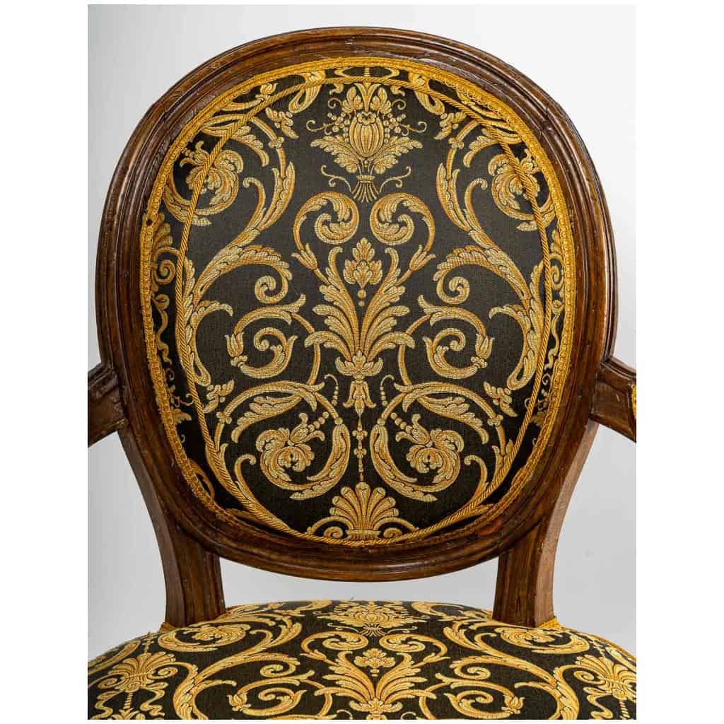 Paire de fauteuils à dossiers médaillons en bois naturel mouluré sculpté et ciré de style Louis XVI 10