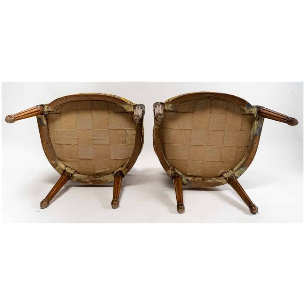 Paire de fauteuils à dossiers médaillons en bois naturel mouluré sculpté et ciré de style Louis XVI 11