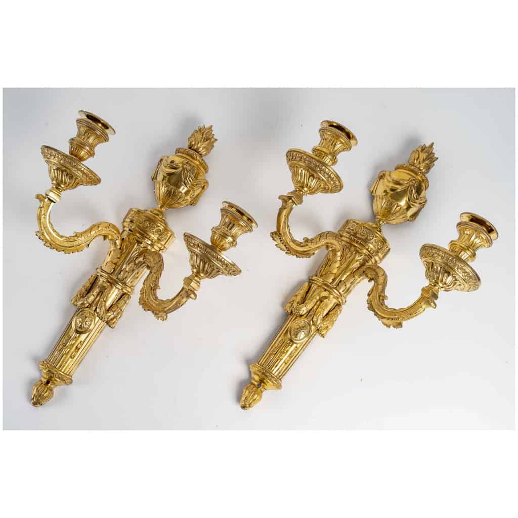 Paire d’appliques à deux bras de lumière en bronze ciselé et doré d’époque Louis XVI 3