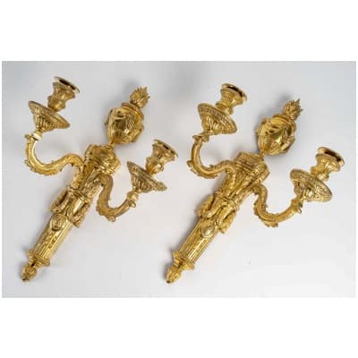 Paire d’appliques à deux bras de lumière en bronze ciselé et doré d’époque Louis XVI