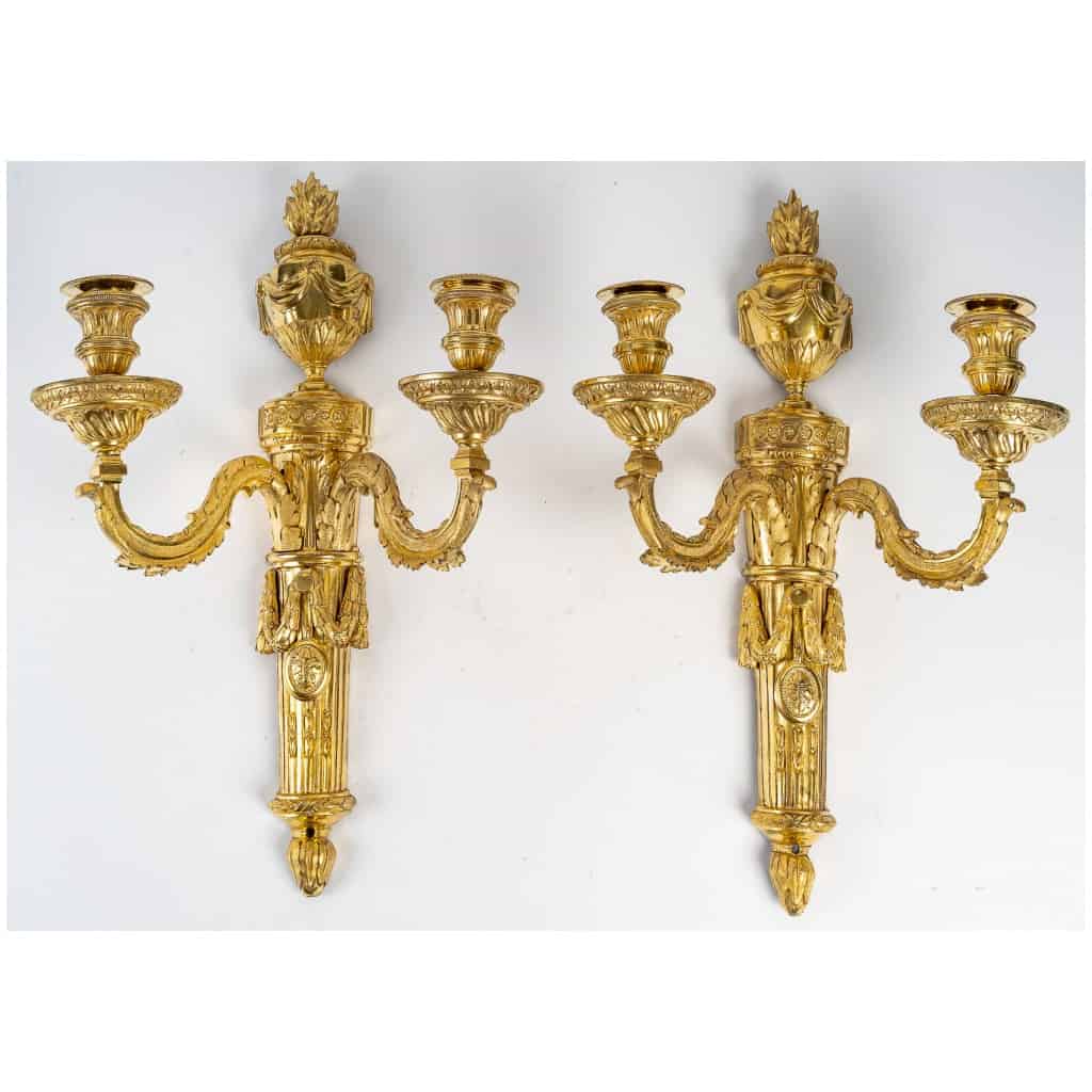 Paire d’appliques à deux bras de lumière en bronze ciselé et doré d’époque Louis XVI 4