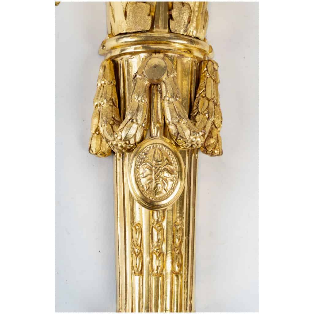 Paire d’appliques à deux bras de lumière en bronze ciselé et doré d’époque Louis XVI 5