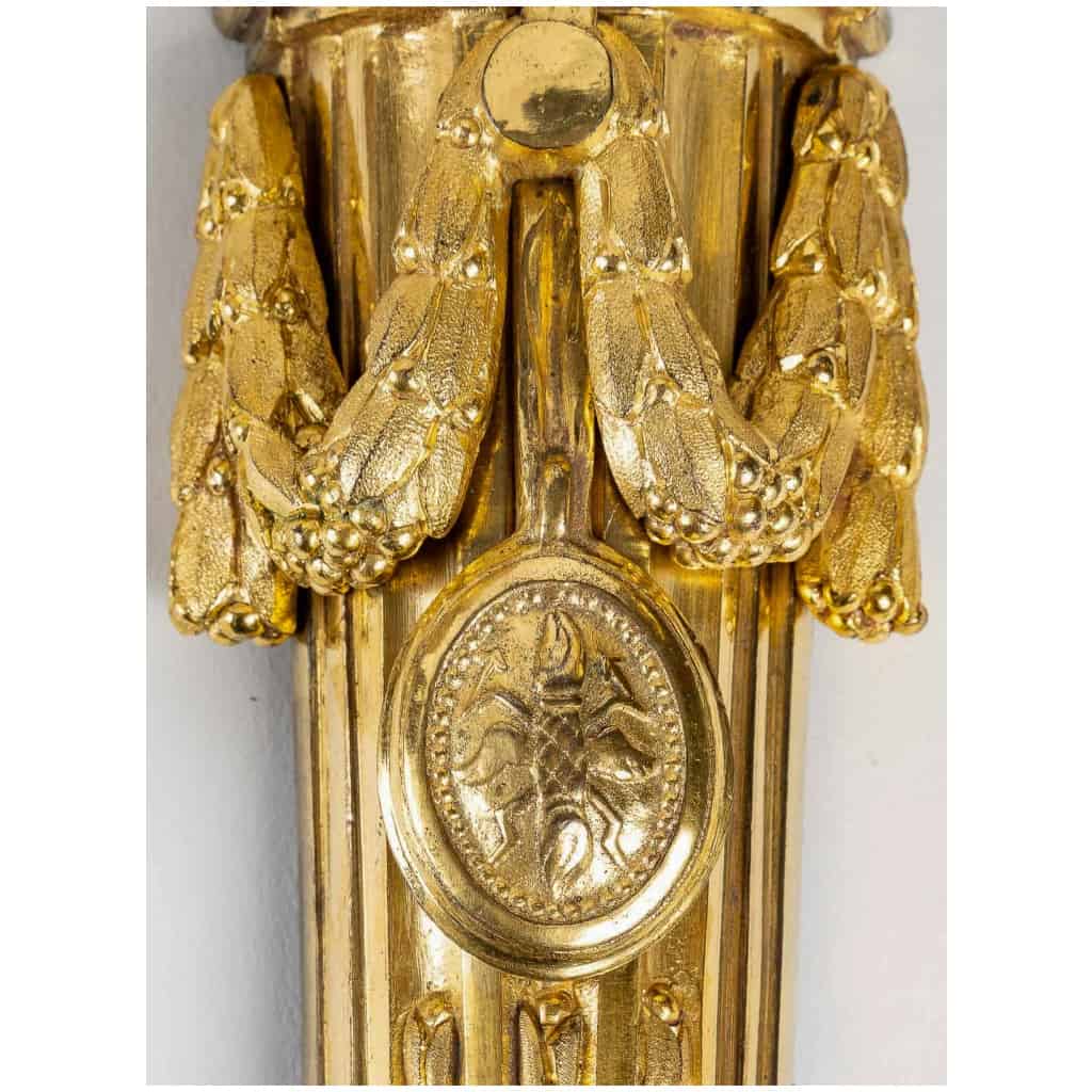 Paire d’appliques à deux bras de lumière en bronze ciselé et doré d’époque Louis XVI 6