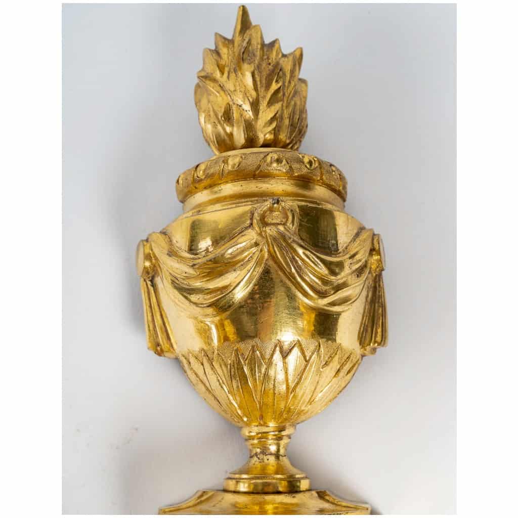 Paire d’appliques à deux bras de lumière en bronze ciselé et doré d’époque Louis XVI 7