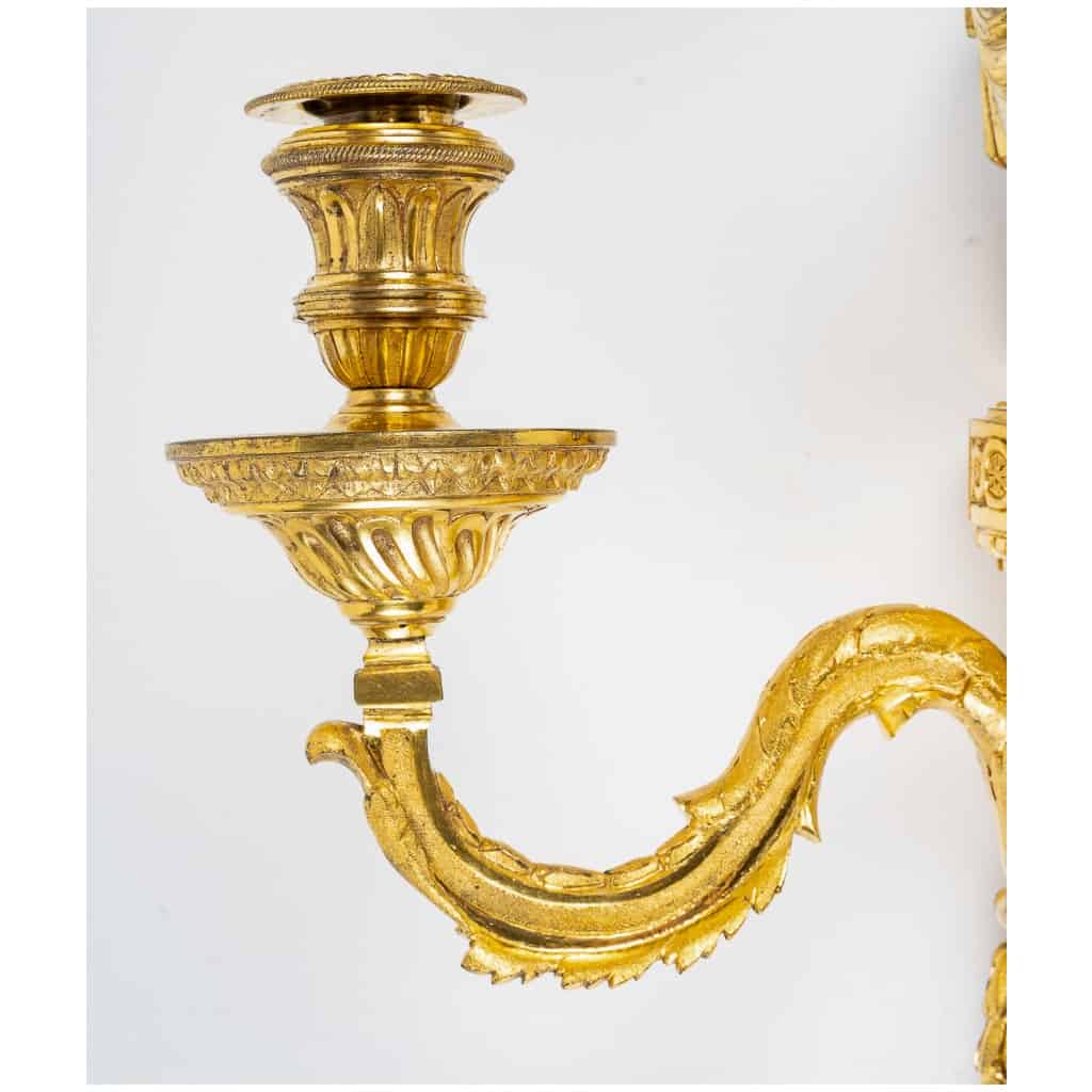 Paire d’appliques à deux bras de lumière en bronze ciselé et doré d’époque Louis XVI 8