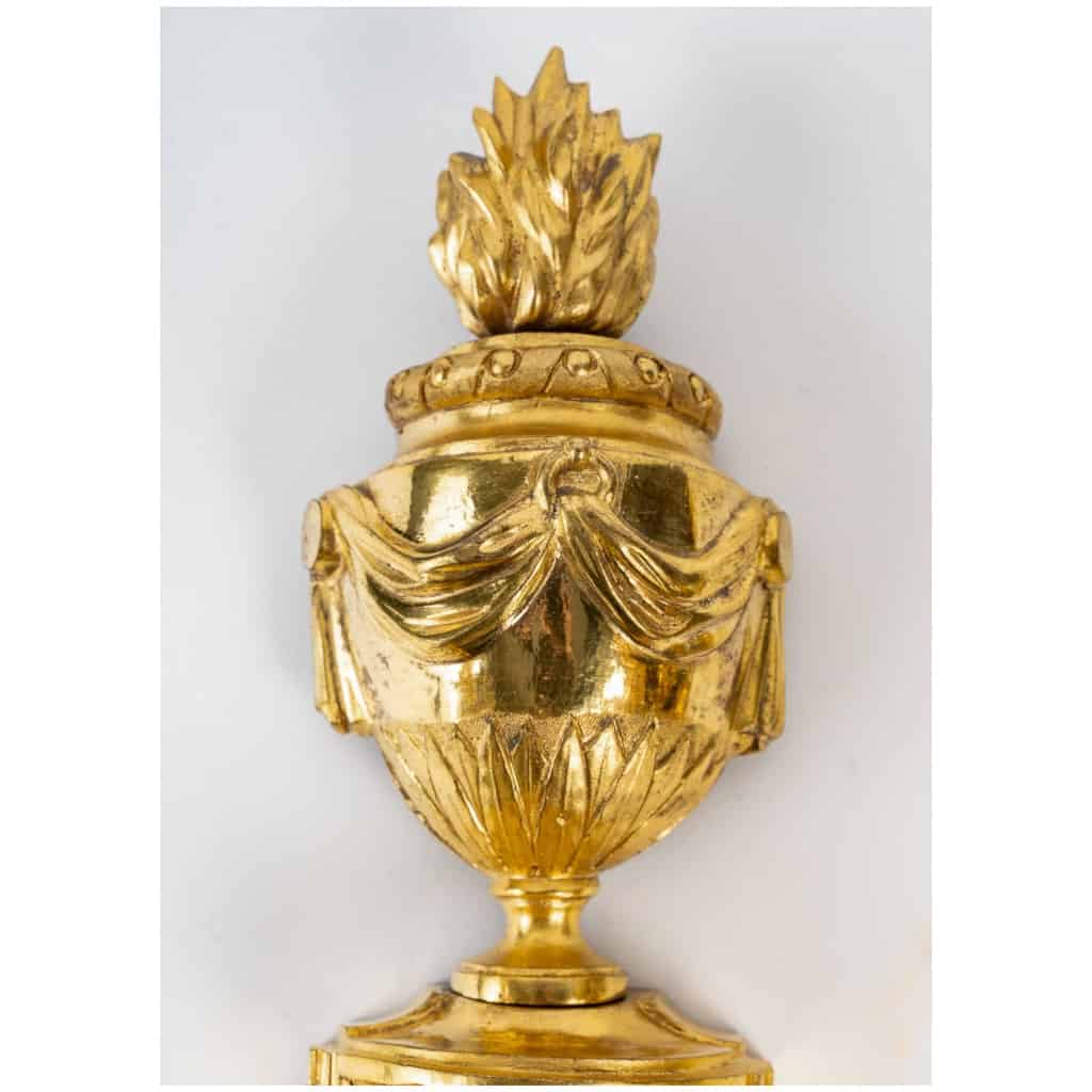 Paire d’appliques à deux bras de lumière en bronze ciselé et doré d’époque Louis XVI 9