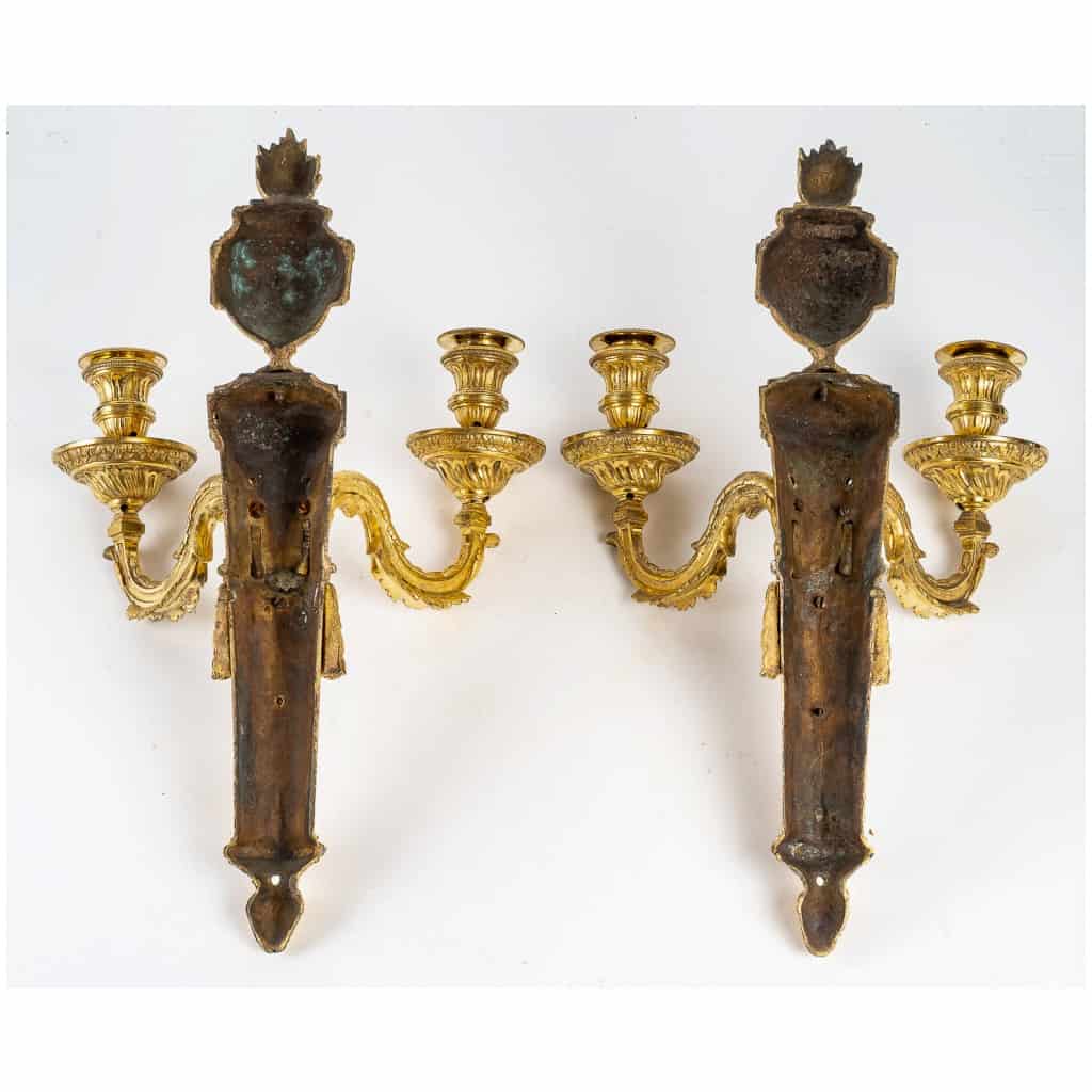 Paire d’appliques à deux bras de lumière en bronze ciselé et doré d’époque Louis XVI 10