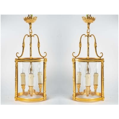 Paire de lanternes de style Louis XVI.