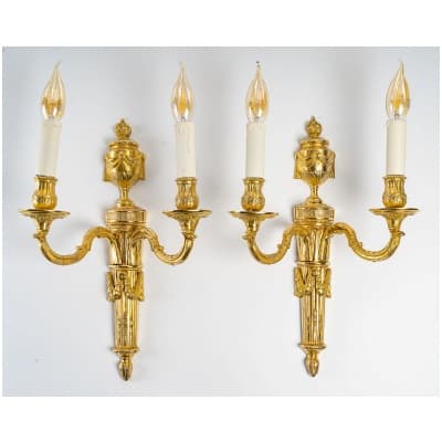 Paire d’appliques à deux bras de lumière en bronze ciselé et doré fin d’époque Louis XVI