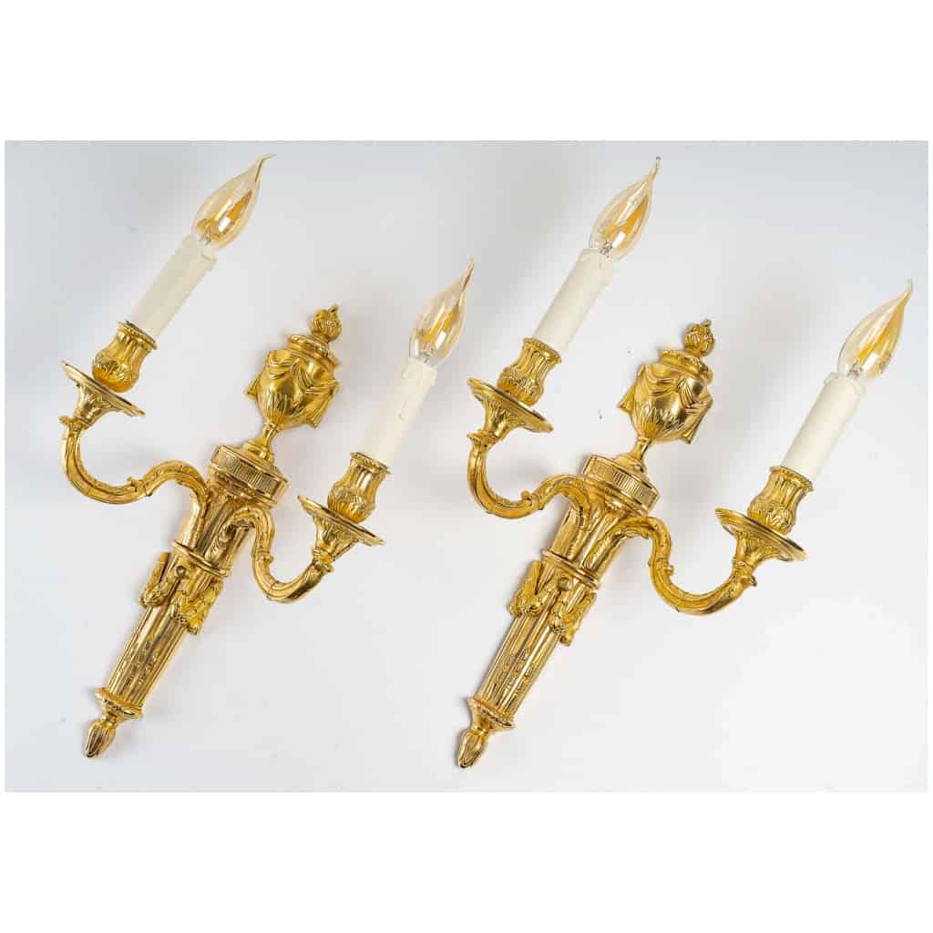 Paire d’appliques à deux bras de lumière en bronze ciselé et doré fin d’époque Louis XVI 4