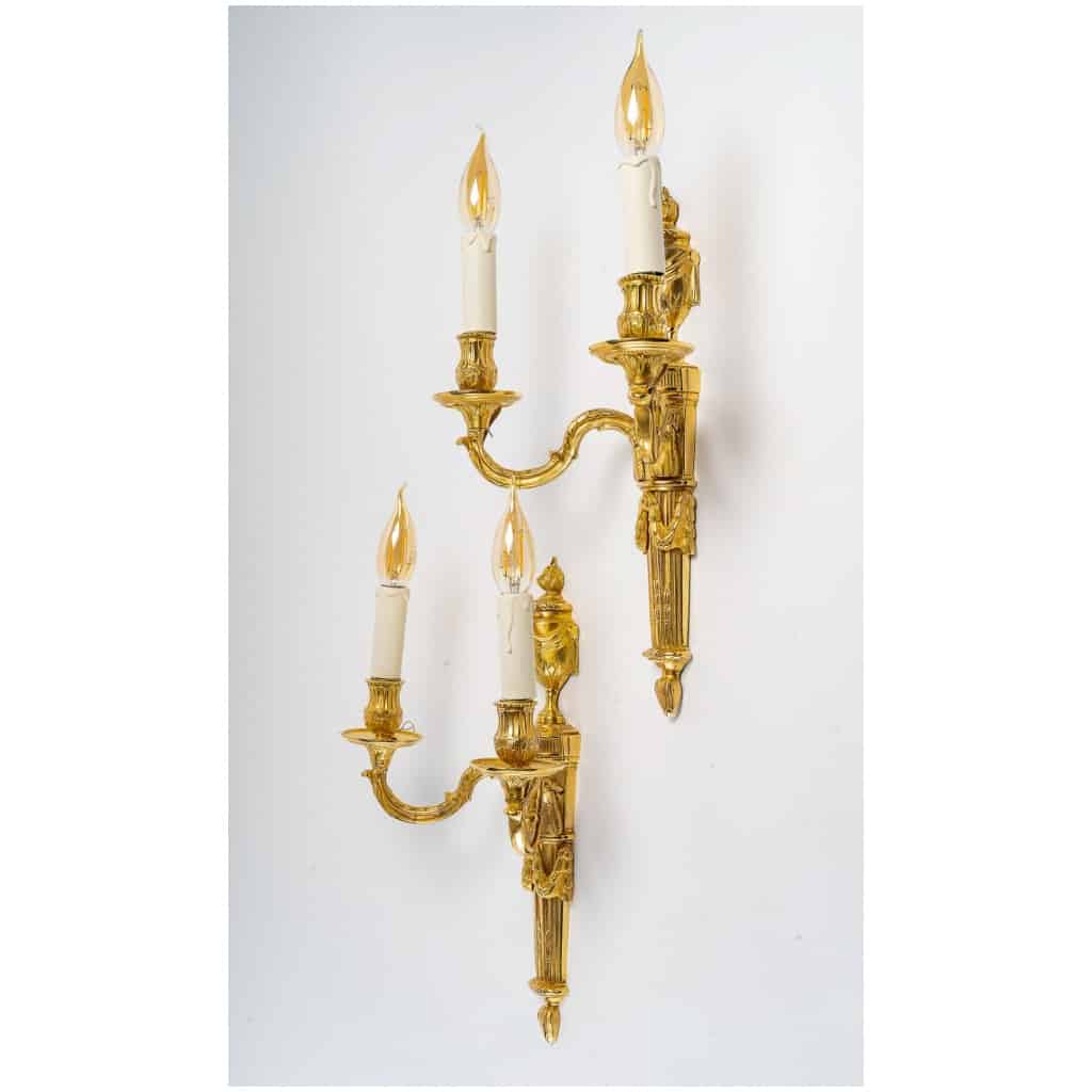 Paire d’appliques à deux bras de lumière en bronze ciselé et doré fin d’époque Louis XVI 5