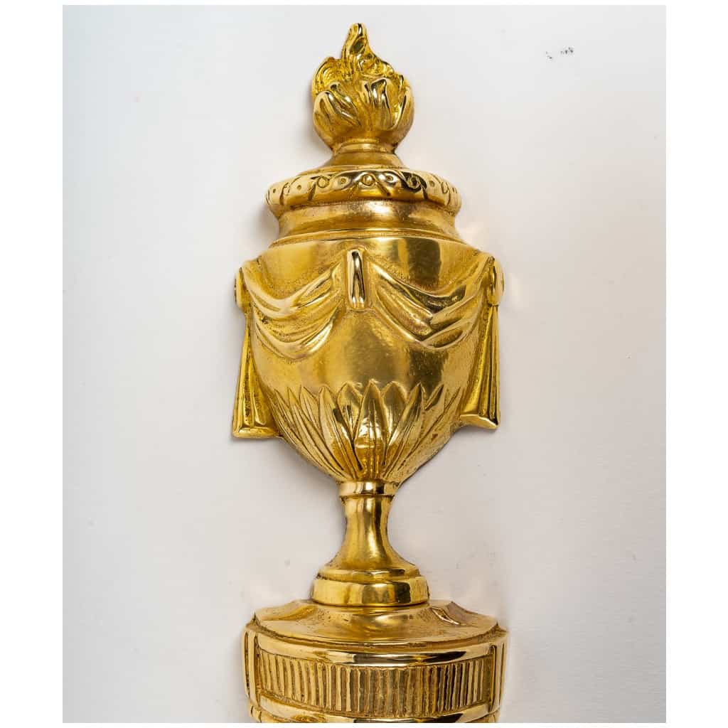 Paire d’appliques à deux bras de lumière en bronze ciselé et doré fin d’époque Louis XVI 7