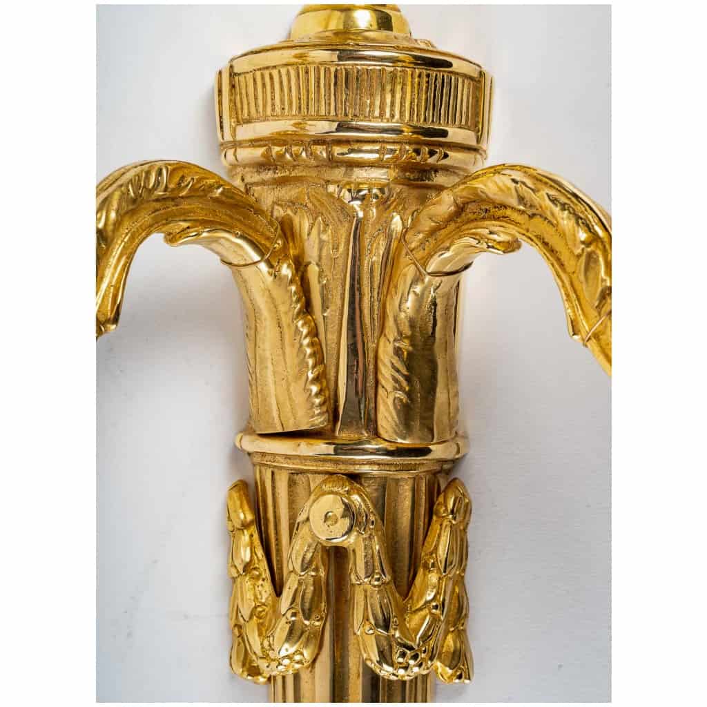 Paire d’appliques à deux bras de lumière en bronze ciselé et doré fin d’époque Louis XVI 8