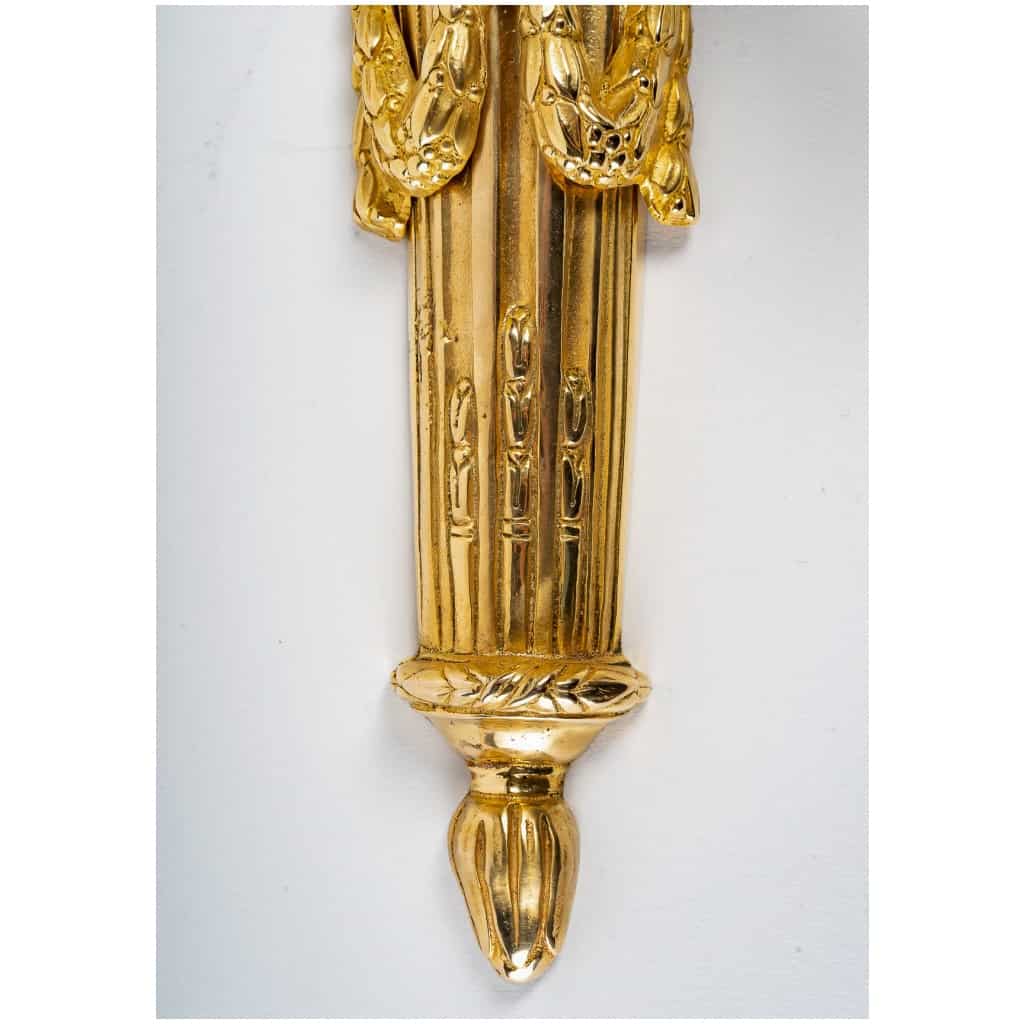 Paire d’appliques à deux bras de lumière en bronze ciselé et doré fin d’époque Louis XVI 9