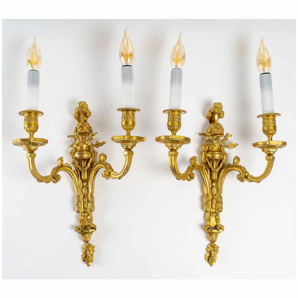 Maison Beurdeley – Paire d’appliques aux casques en bronze ciselé et doré de style Louis XVI 3