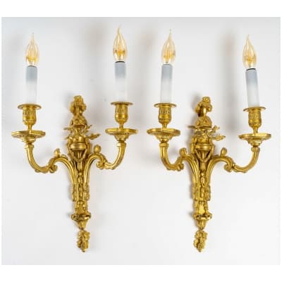 Maison Beurdeley – Pair of chiseled and gilded bronze helmet sconces in the Louis style XVI