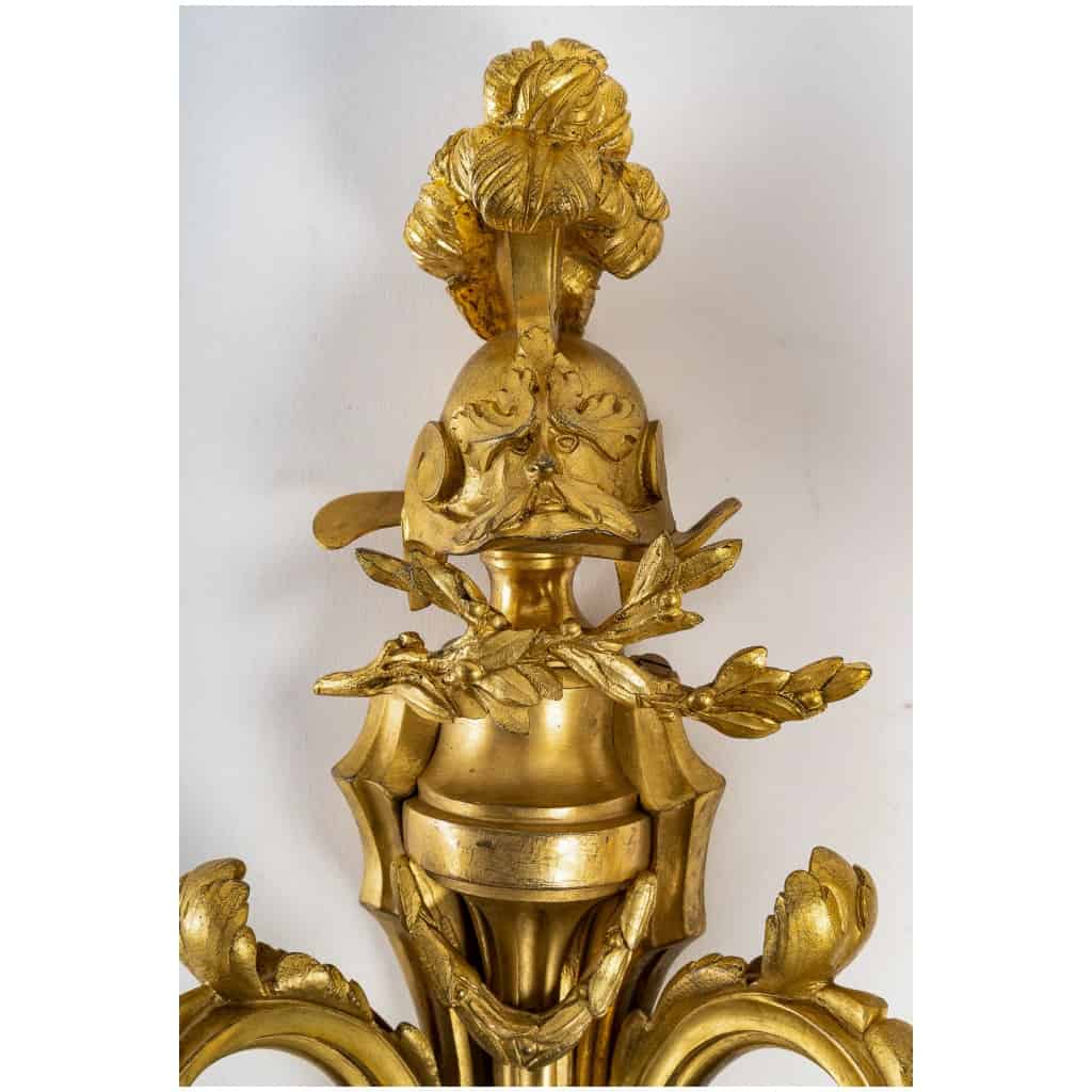 Maison Beurdeley – Paire d’appliques aux casques en bronze ciselé et doré de style Louis XVI 5