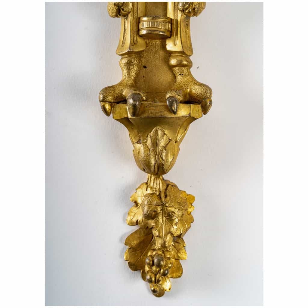 Maison Beurdeley – Paire d’appliques aux casques en bronze ciselé et doré de style Louis XVI 6