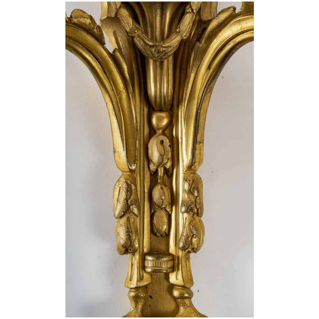 Maison Beurdeley – Paire d’appliques aux casques en bronze ciselé et doré de style Louis XVI 7