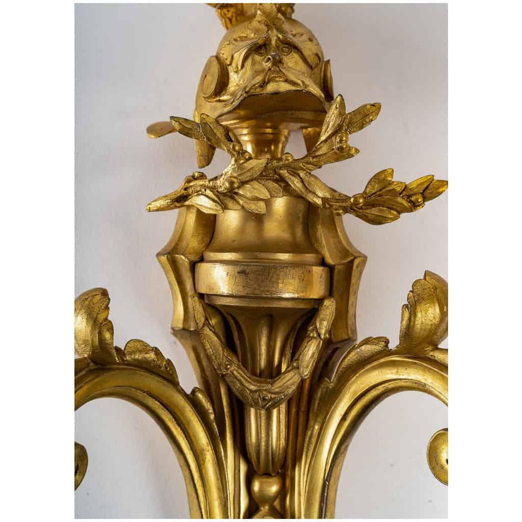 Maison Beurdeley – Paire d’appliques aux casques en bronze ciselé et doré de style Louis XVI 8