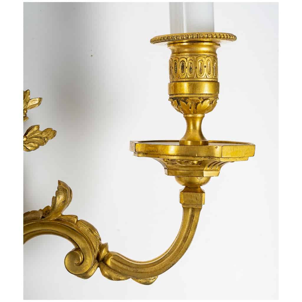 Maison Beurdeley – Paire d’appliques aux casques en bronze ciselé et doré de style Louis XVI 9