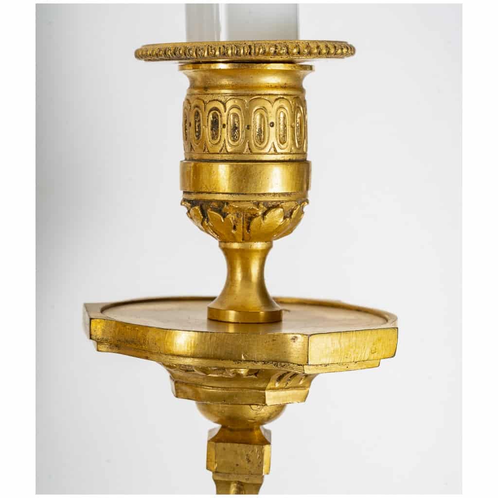 Maison Beurdeley – Paire d’appliques aux casques en bronze ciselé et doré de style Louis XVI 10
