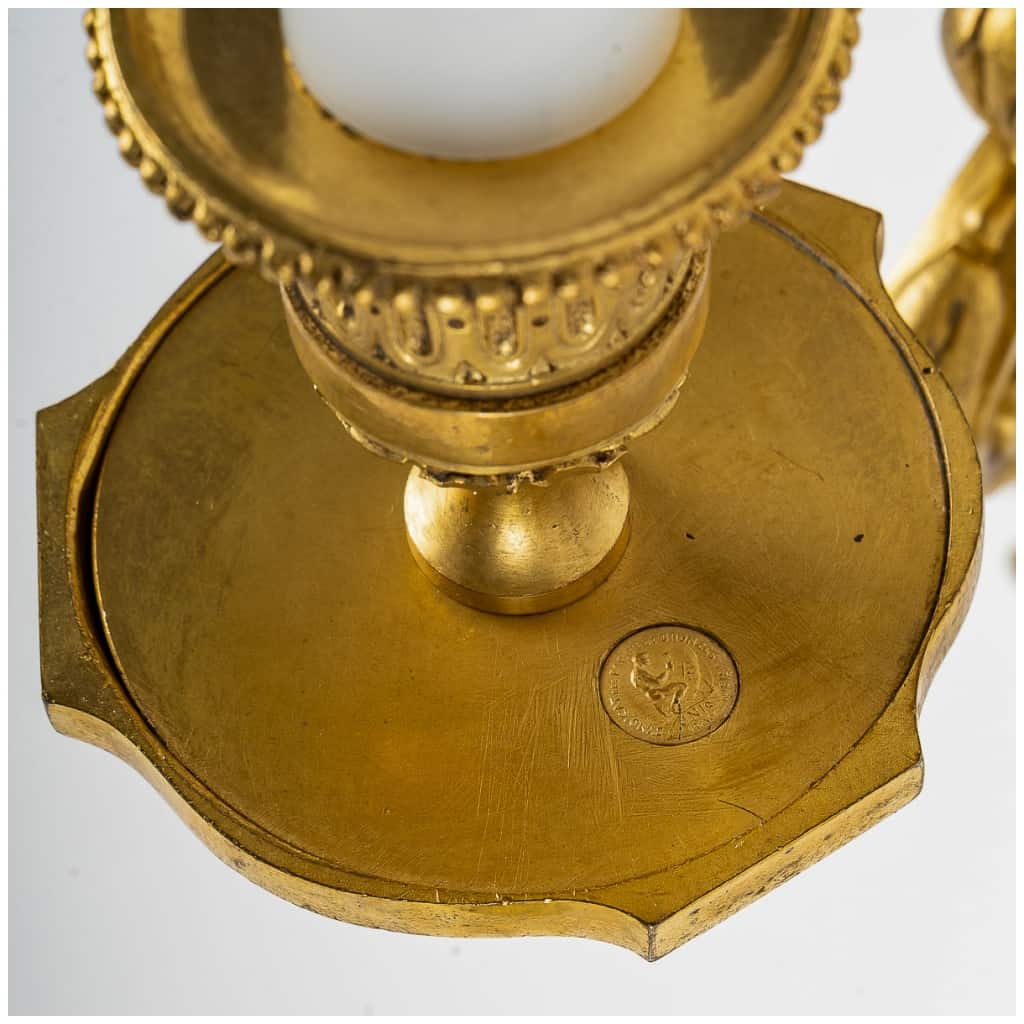 Maison Beurdeley – Paire d’appliques aux casques en bronze ciselé et doré de style Louis XVI 11