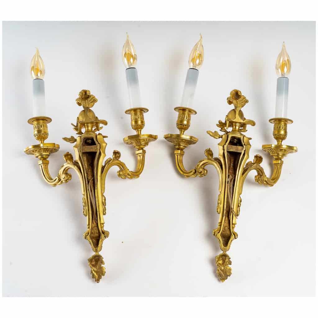 Maison Beurdeley – Paire d’appliques aux casques en bronze ciselé et doré de style Louis XVI 13