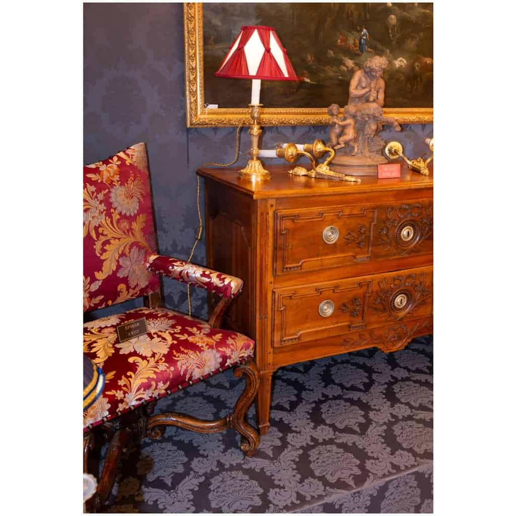 Provence époque Louis XVI Commode de mariage en noyer sculpté d’un coeur 4
