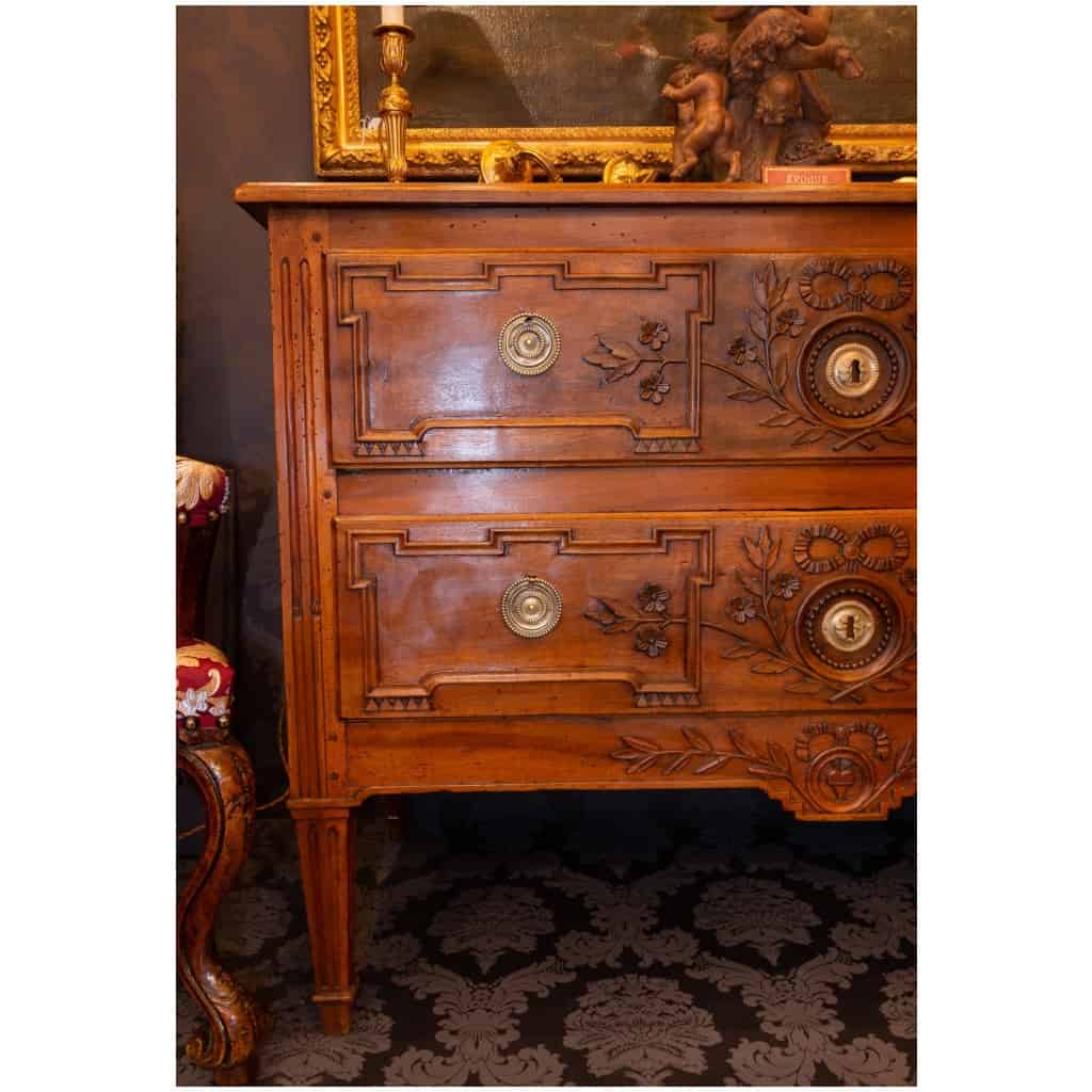Provence époque Louis XVI Commode de mariage en noyer sculpté d’un coeur 5