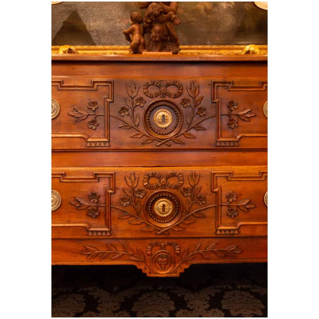 Provence époque Louis XVI Commode de mariage en noyer sculpté d’un coeur 6