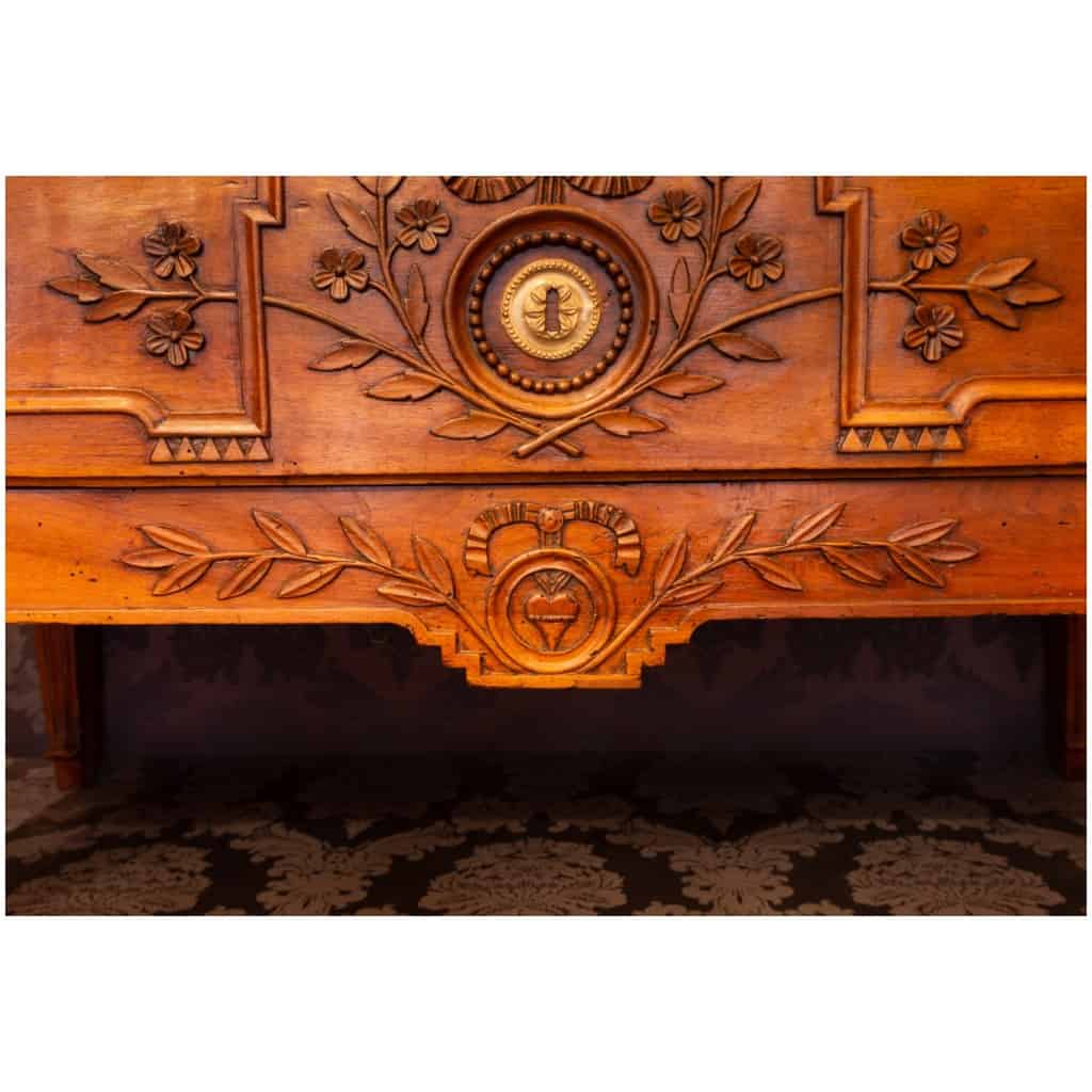 Provence époque Louis XVI Commode de mariage en noyer sculpté d’un coeur 7