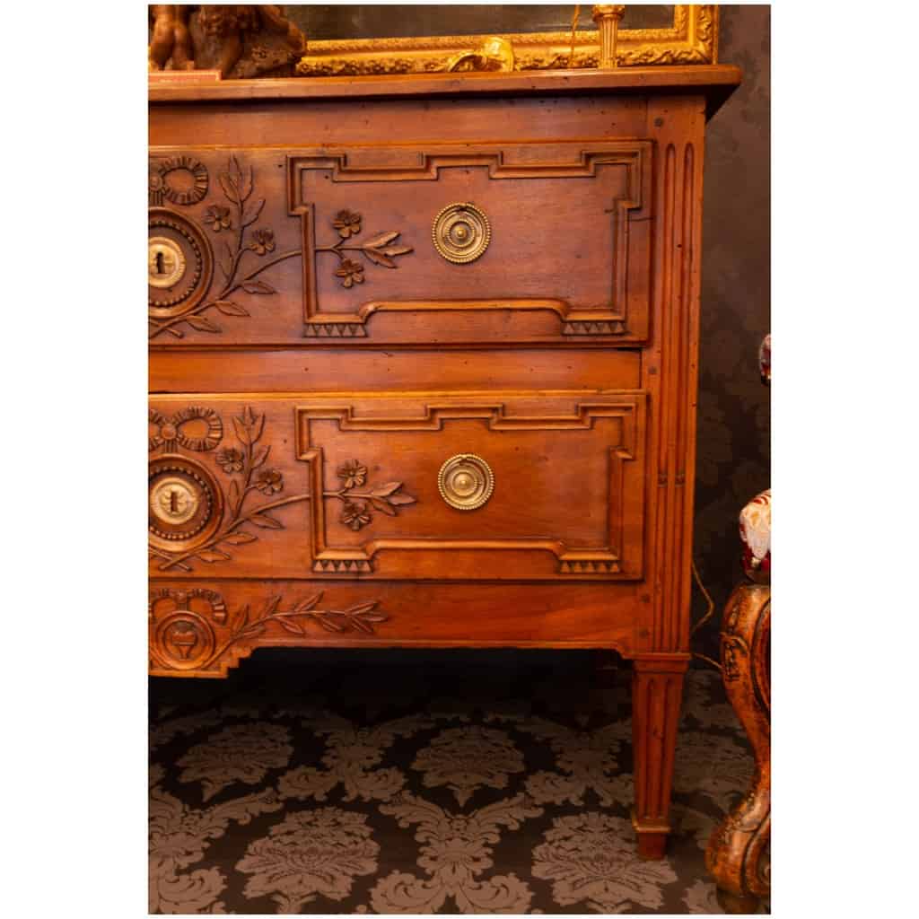 Provence époque Louis XVI Commode de mariage en noyer sculpté d’un coeur 8