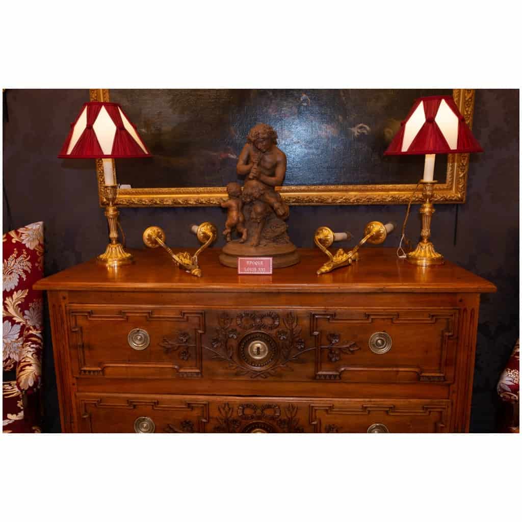 Provence époque Louis XVI Commode de mariage en noyer sculpté d’un coeur 11