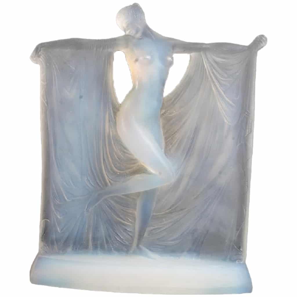 René Lalique (1860-1945): “Suzanne” Opalescent glass statuette 3