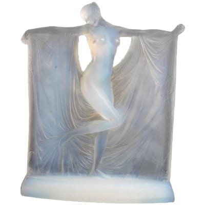 René Lalique (1860-1945): « Suzanne » Statuette en verre opalescent