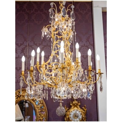 Lustre en bronze doré à 16 bras de lumière et 12 fleurettes en cristal éclairées XIXème siècle