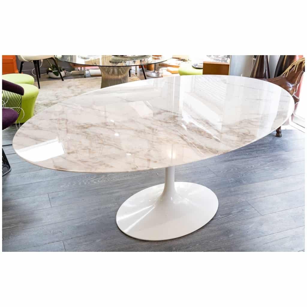 Eero Saarinen pour Knoll : Table « Tulip ovale » en marbre calacatta oro 5