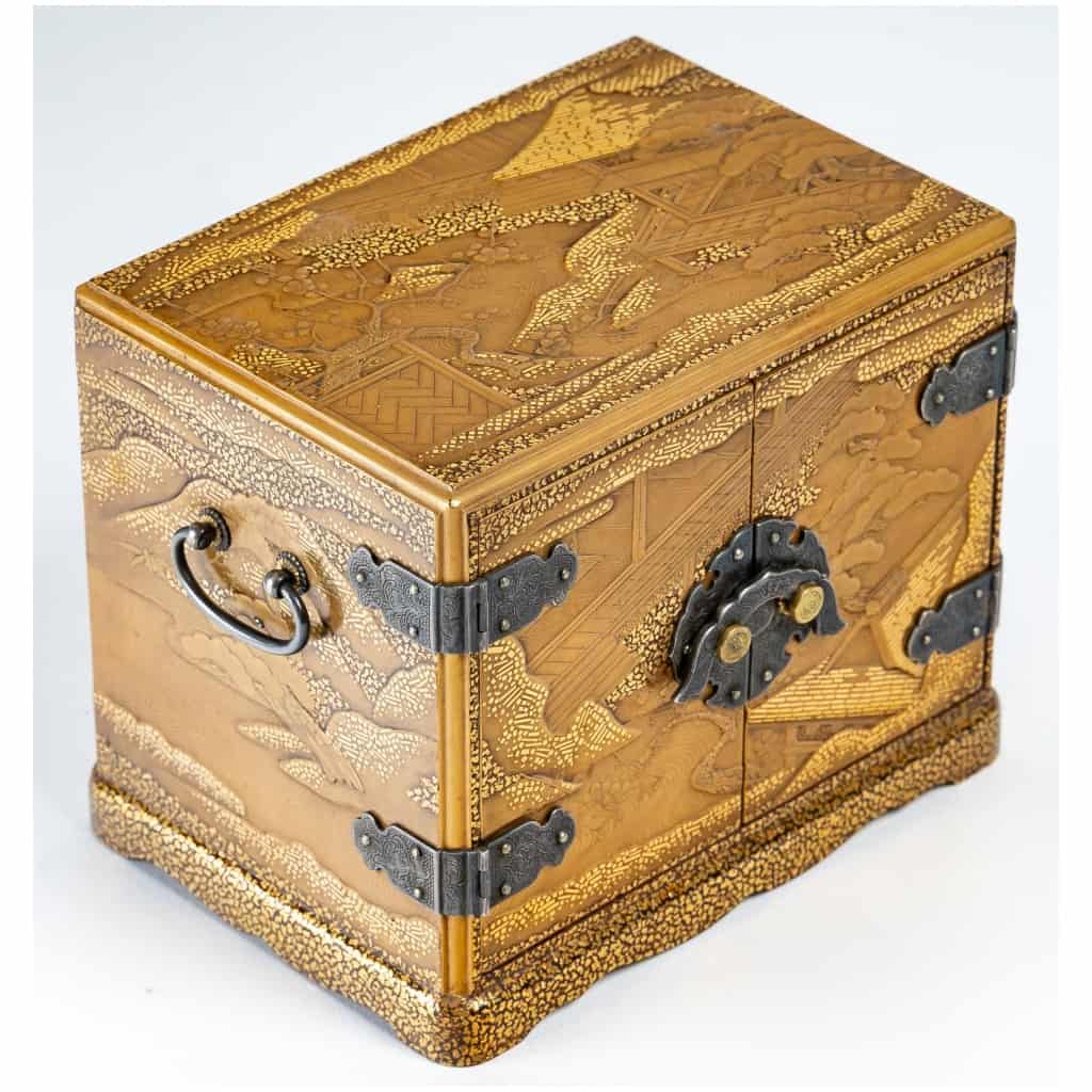 Rare Japanese Cabinet in Gold Lacquer - Kodansu 11