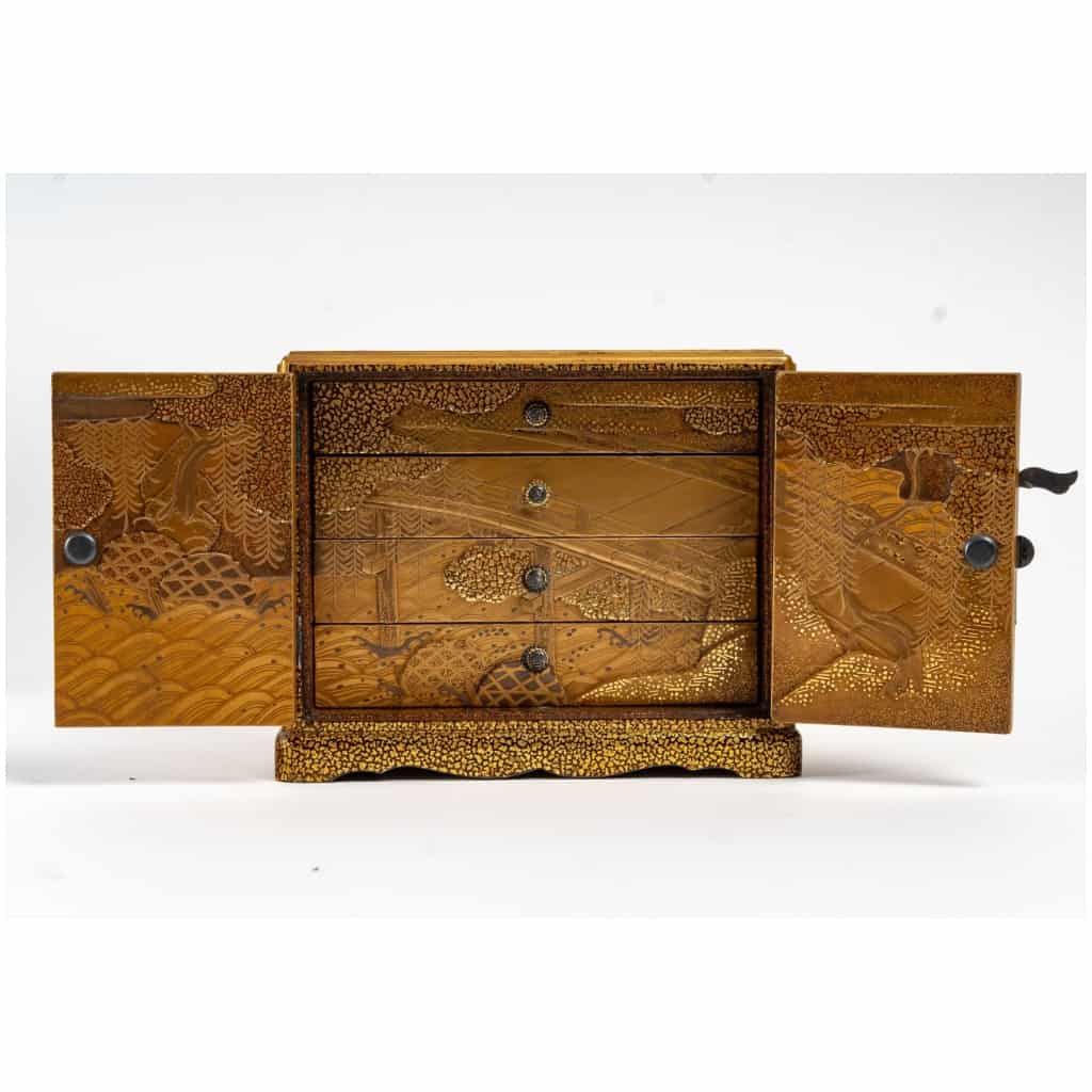 Rare Cabinet Japonais en Laque Or – Kodansu 5