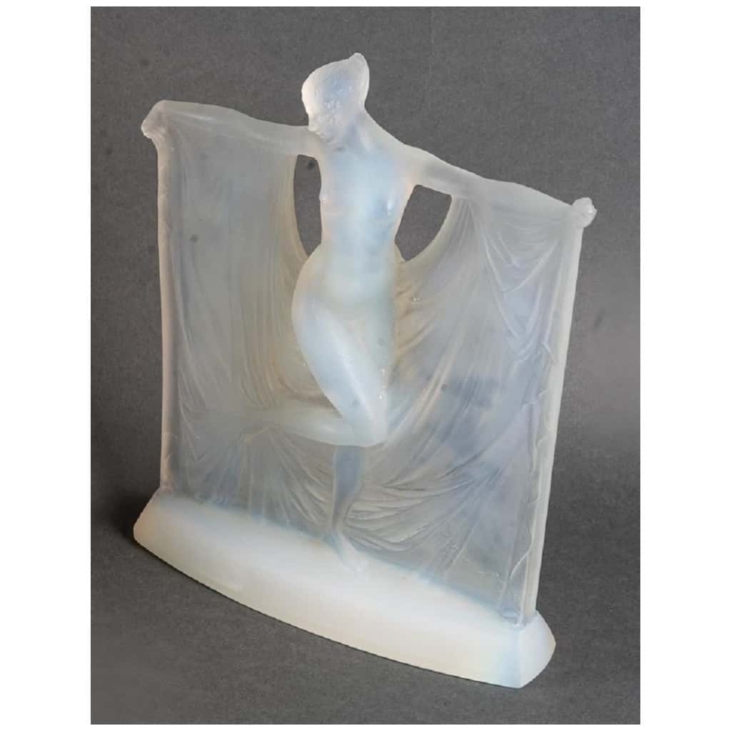 René Lalique (1860-1945): “Suzanne” Opalescent glass statuette 4