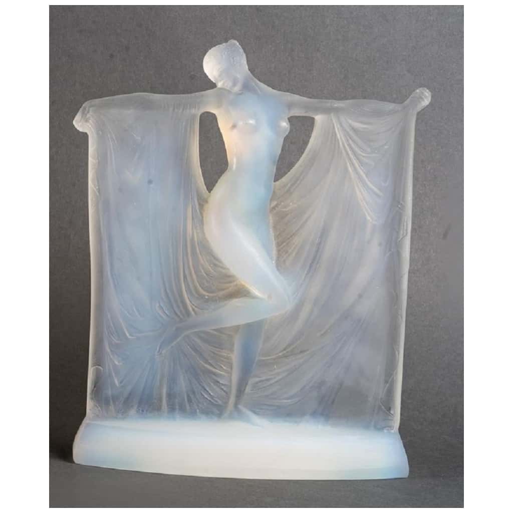 René Lalique (1860-1945): “Suzanne” Opalescent glass statuette 5